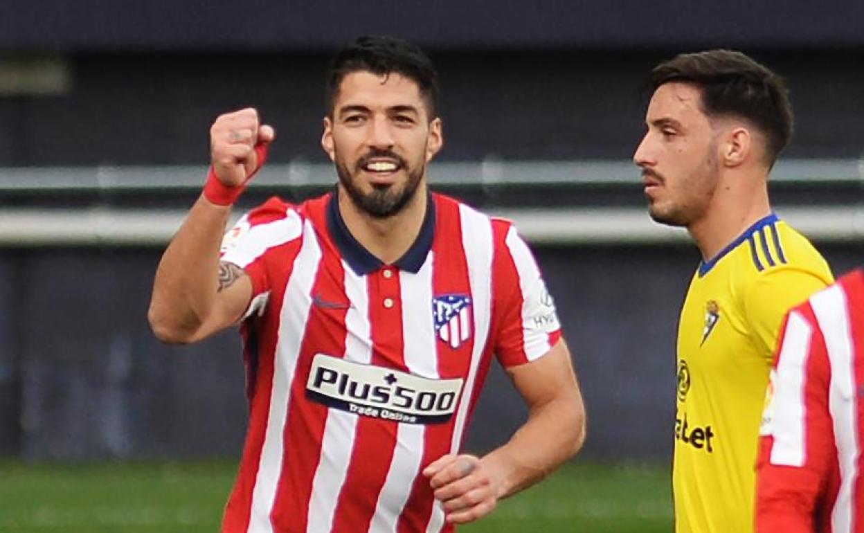 Luis Suárez celebra uno de sus goles en Cádiz. 