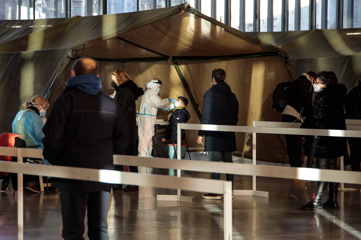 Los leoneses se dan cita en el Palacio de Exposiciones para realizarse el test de antígenos en el cribado masivo de la capital.