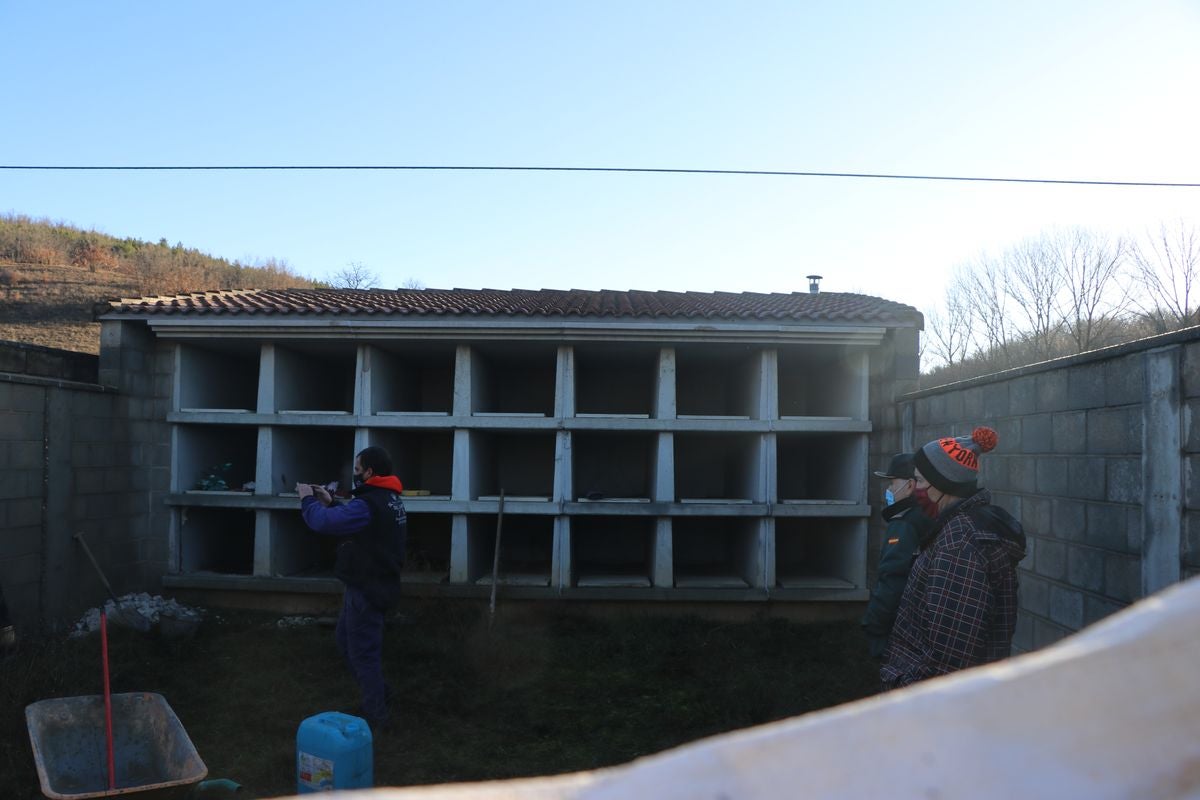 Garrafe de Torío vive un triste momento en la ejecución de una sentencia sobre un cementerio.