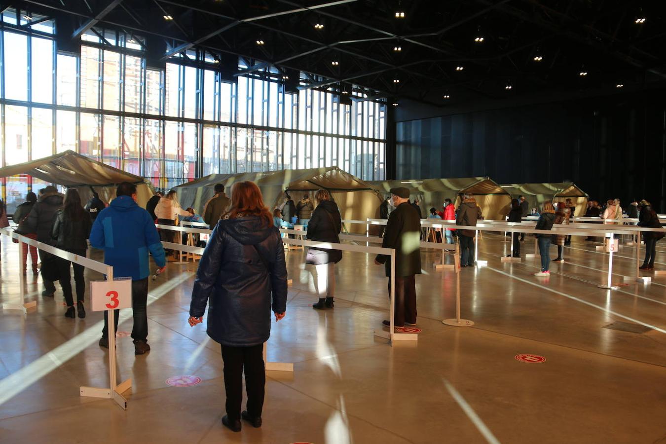 Los leoneses se dan cita en el Palacio de Exposiciones para realizarse el test de antígenos en el cribado masivo de la capital.