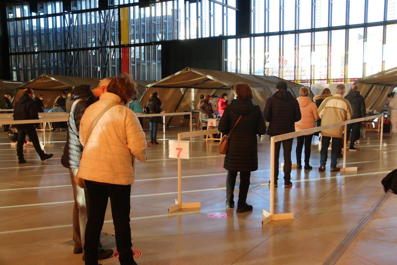 Los leoneses se dan cita en el Palacio de Exposiciones para realizarse el test de antígenos en el cribado masivo de la capital.