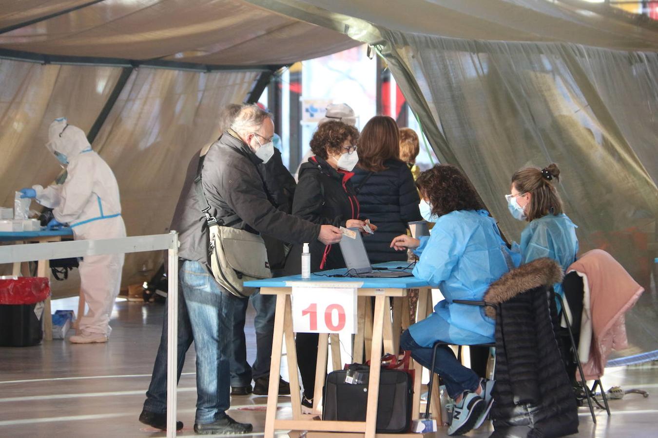 Los leoneses se dan cita en el Palacio de Exposiciones para realizarse el test de antígenos en el cribado masivo de la capital.