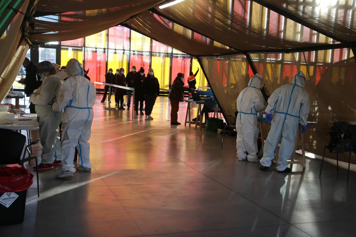 Los leoneses se dan cita en el Palacio de Exposiciones para realizarse el test de antígenos en el cribado masivo de la capital.