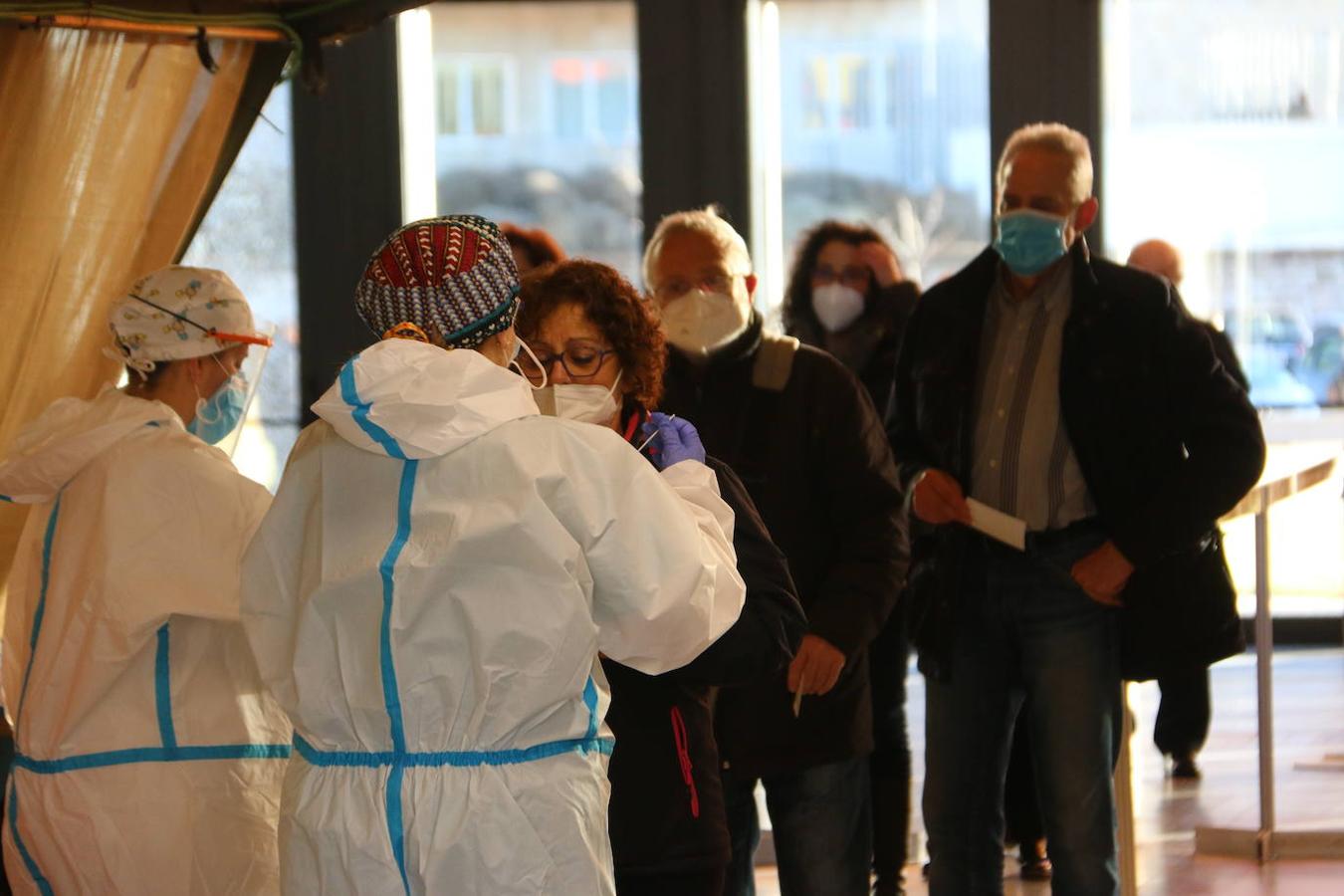 Los leoneses se dan cita en el Palacio de Exposiciones para realizarse el test de antígenos en el cribado masivo de la capital.