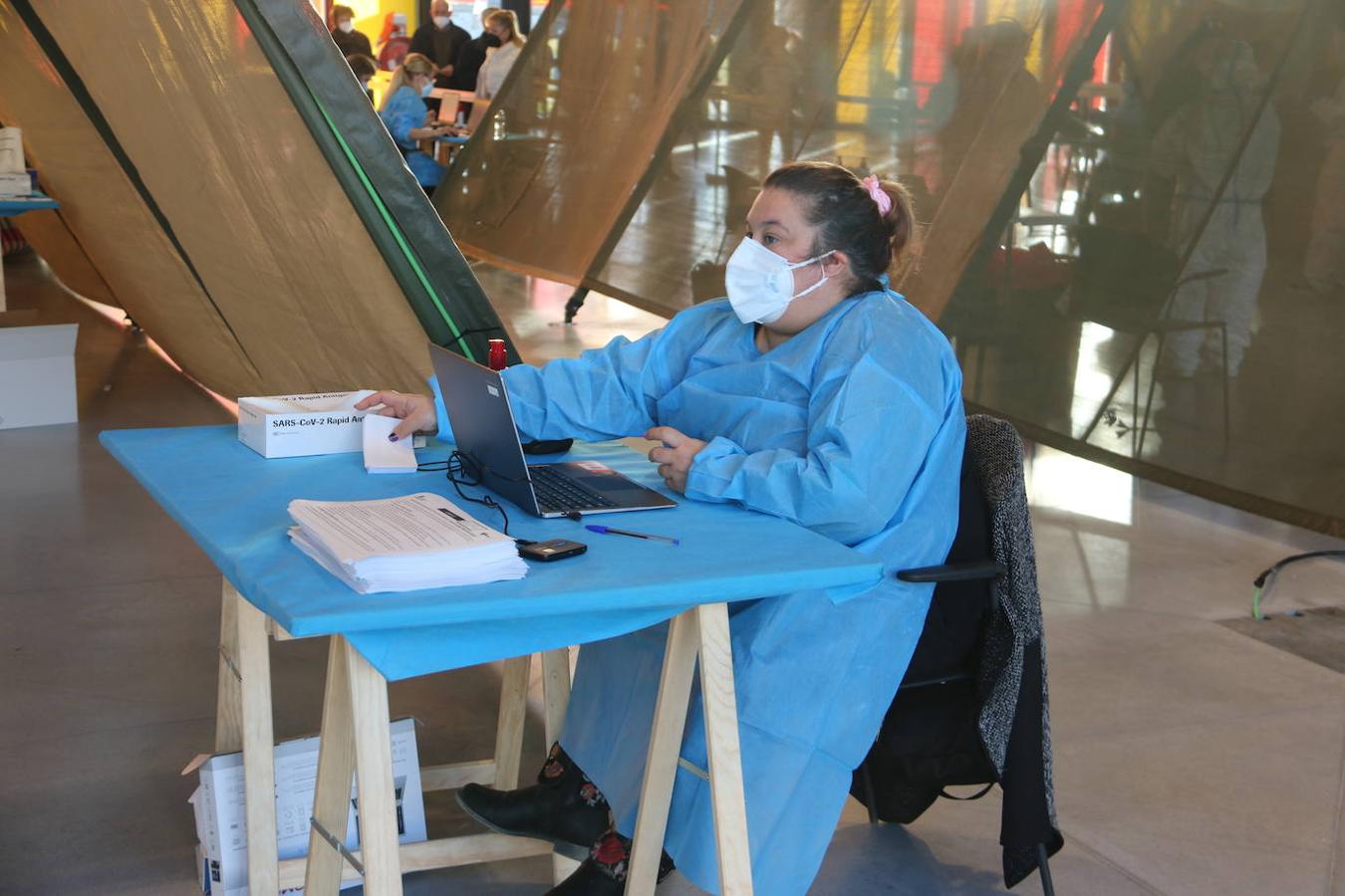 Los leoneses se dan cita en el Palacio de Exposiciones para realizarse el test de antígenos en el cribado masivo de la capital.