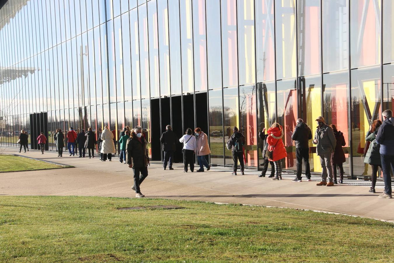 Los leoneses se dan cita en el Palacio de Exposiciones para realizarse el test de antígenos en el cribado masivo de la capital.