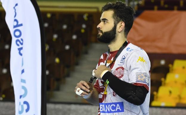 Galería. Rubén Marchán fue homenajeado antes del partido.