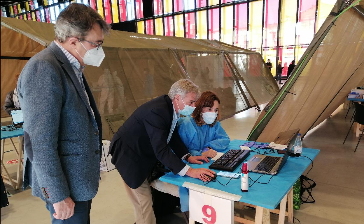 Juan Martínez Majo visita el cribado masivo para la ciudad de León en el Palacio de Exposiciones. 