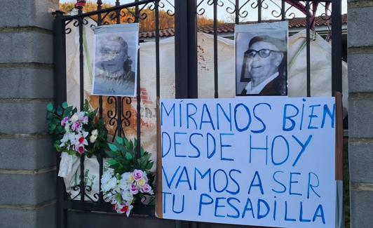 Puerta del cementerio esta mañana.