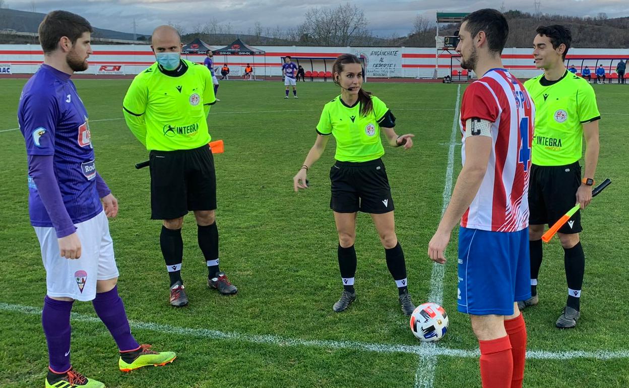 Los capitanes, Varo y Willy, en el sorteo de campos junto al trío arbitral.