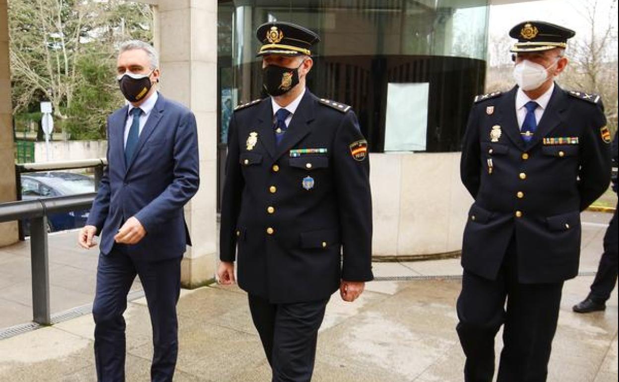 El comisario de Ponferrada, Claudio Javier Díaz (C), junto al delegado del Gobierno en Castilla y León, Javier Izquierdo (I), y el jefe superior de Policía Nacional, Juan José Campesino (D)