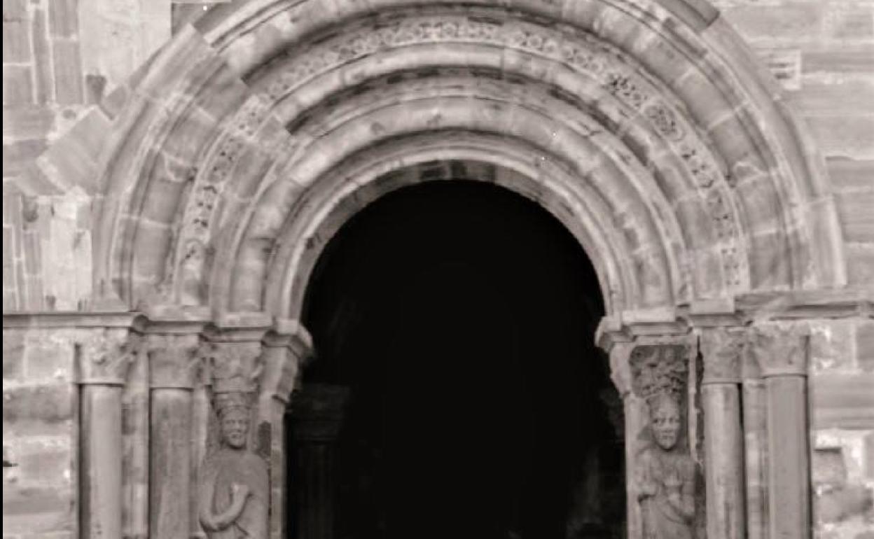 Reconstrucción de la puerta norte del Monasterio de Santa María de Carracedo. 
