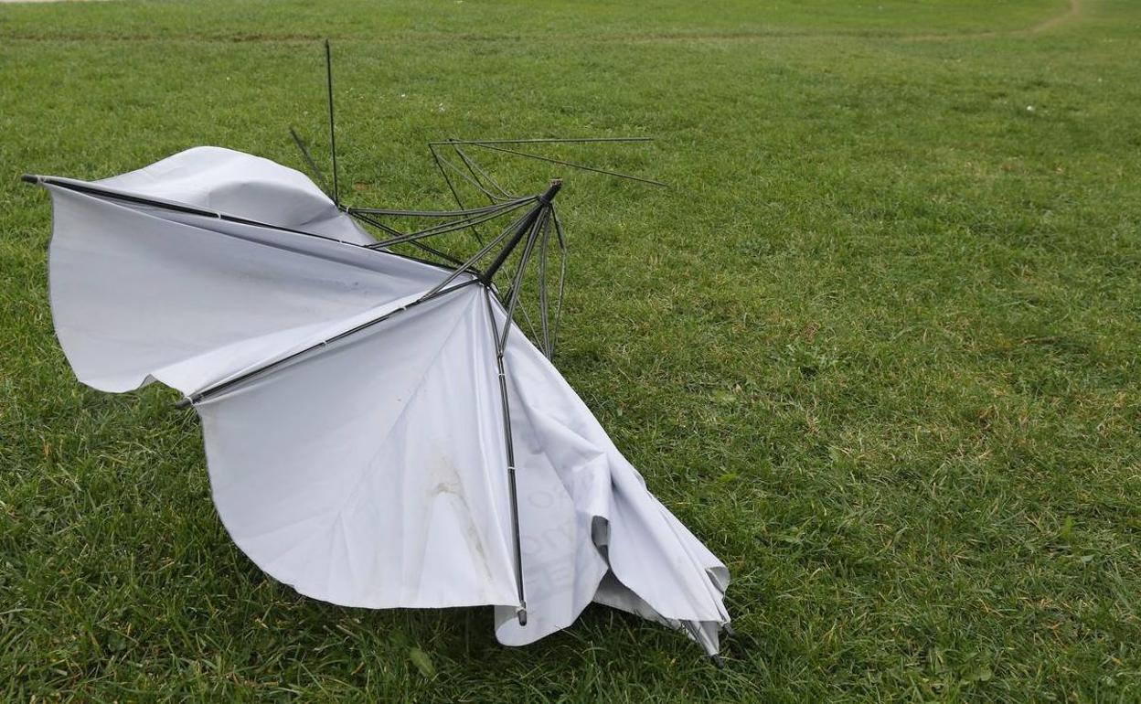 Un paraguas roto por el viento. 