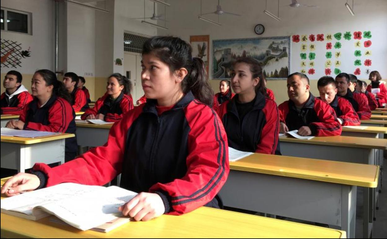 Residentes de la región uigur de Xinjiang asisten a una clase de chino en la localidad de Kashgar.