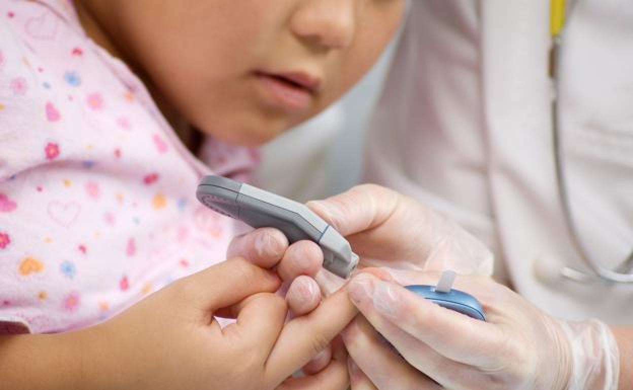 Una niña con diabetes.