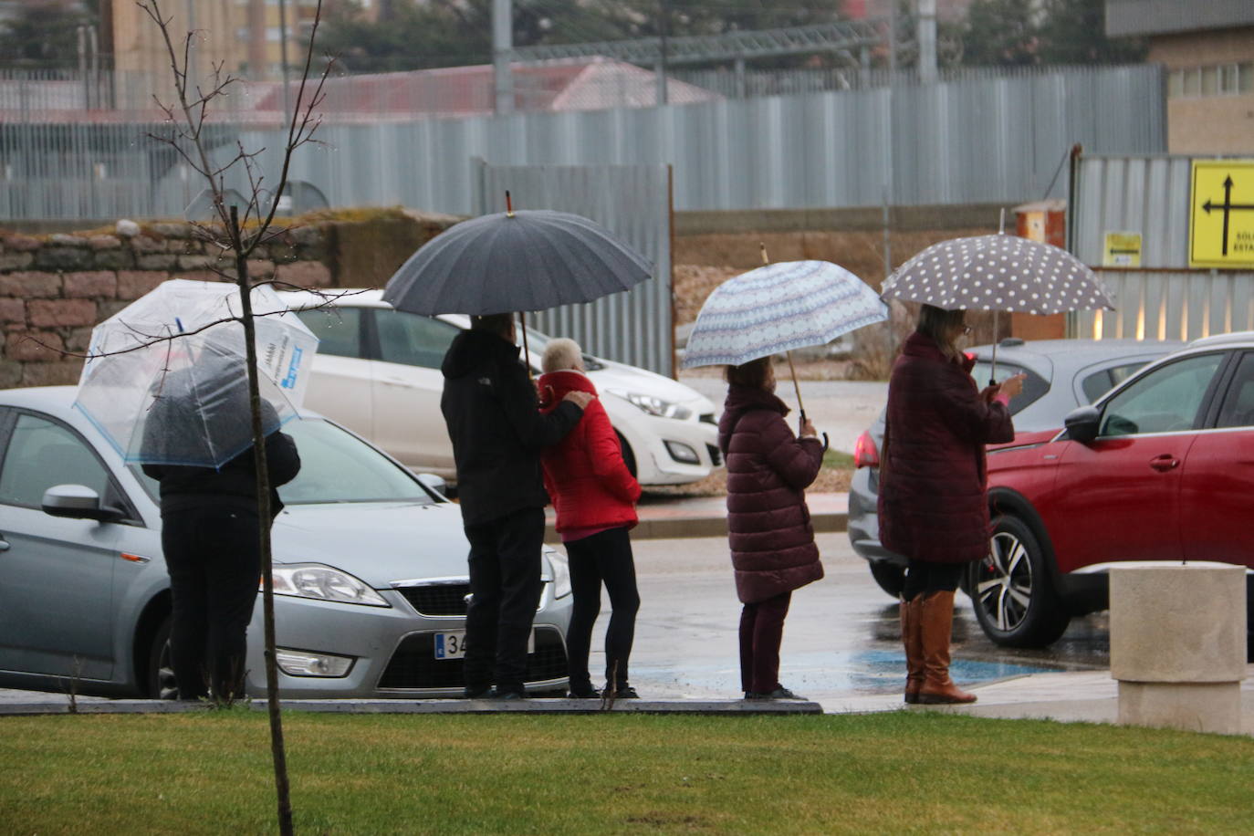 Los leoneses no se frenan por nada, ni la lluvia ni el frío ni la hora. Los ciudadanos de la capital acuden en masa a la llamada de Atención Primaria para frenar la incidencia de la covid-19.