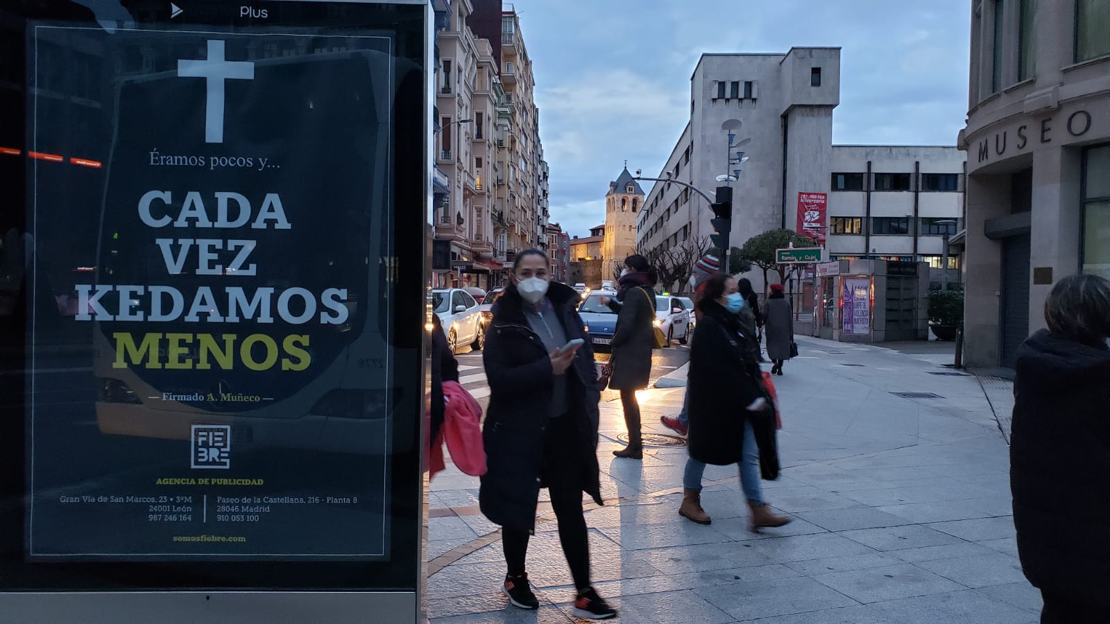 Una impactante campaña de publicidad recorre la ciudad de León para denunciar su abandono, olvido, la dejadez de los políticos y la falta de oportunidades para los jóvenes | La agencia responsable, Fiebre Creativa, asegura que quiere «remover las conciencias». 