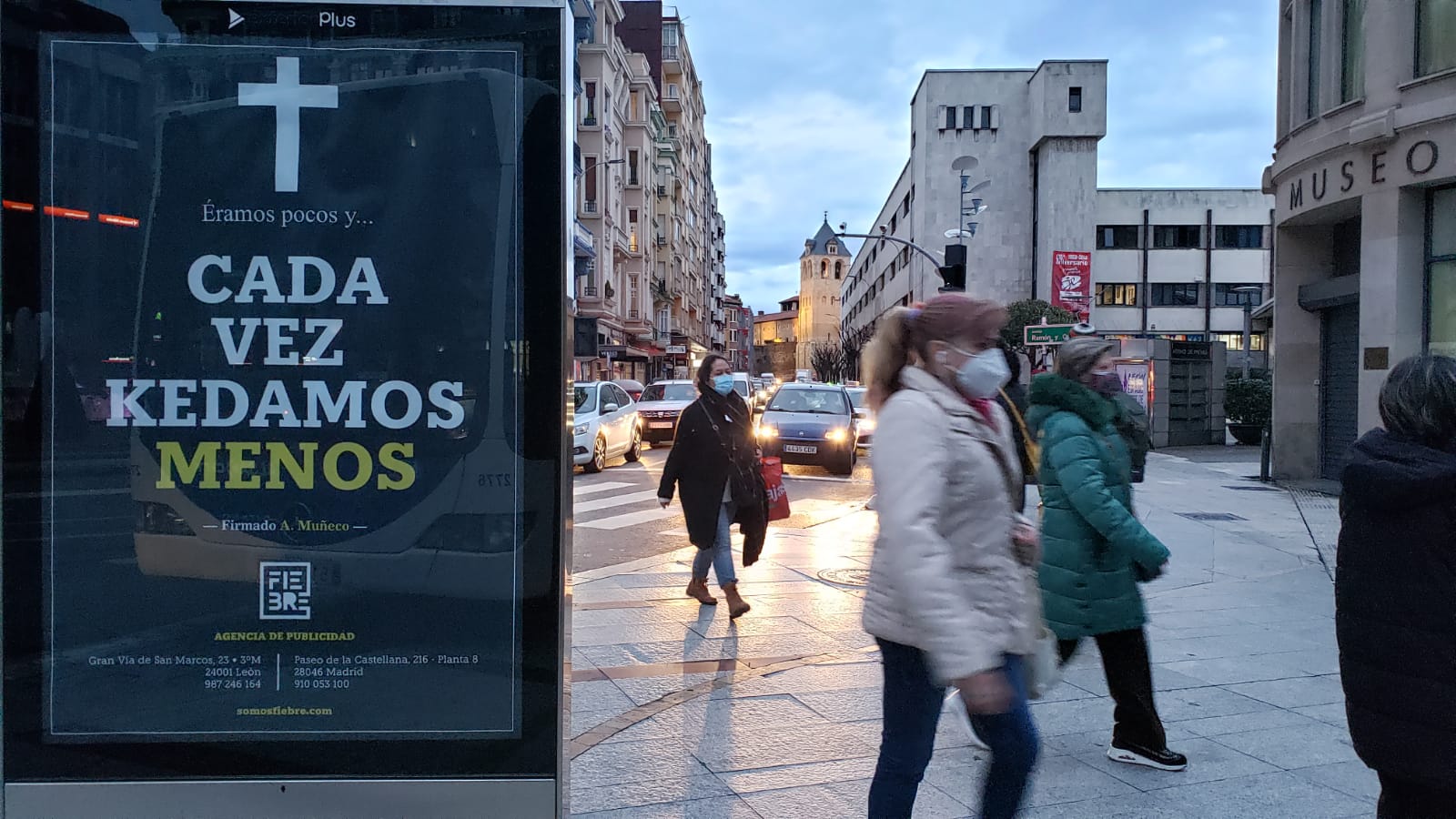 Una impactante campaña de publicidad recorre la ciudad de León para denunciar su abandono, olvido, la dejadez de los políticos y la falta de oportunidades para los jóvenes | La agencia responsable, Fiebre Creativa, asegura que quiere «remover las conciencias». 