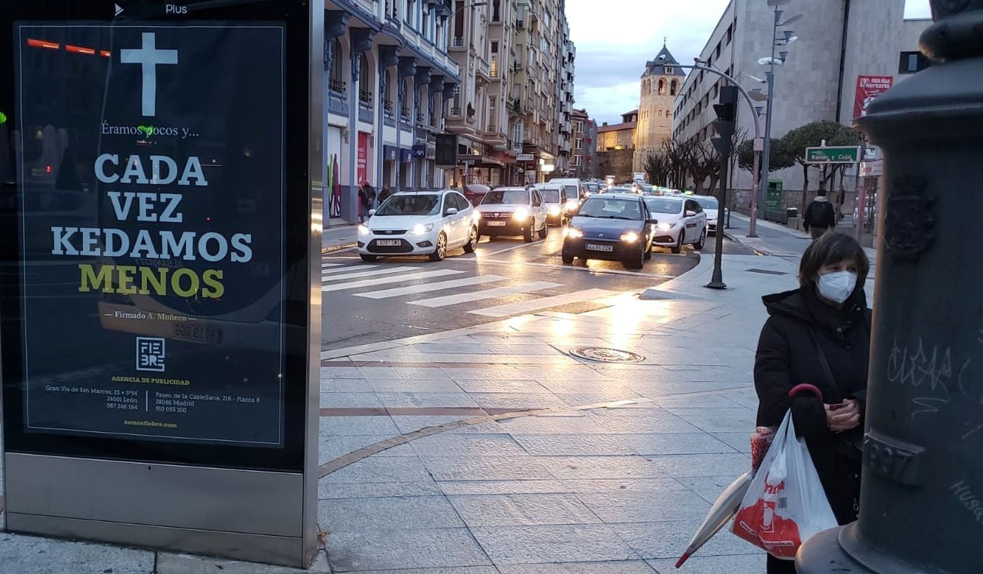 Una impactante campaña de publicidad recorre la ciudad de León para denunciar su abandono, olvido, la dejadez de los políticos y la falta de oportunidades para los jóvenes | La agencia responsable, Fiebre Creativa, asegura que quiere «remover las conciencias». 