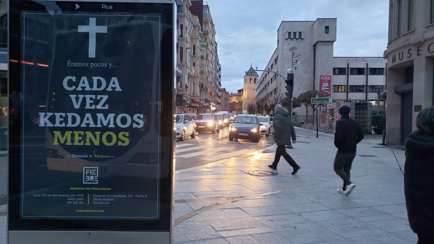 Una impactante campaña de publicidad recorre la ciudad de León para denunciar su abandono, olvido, la dejadez de los políticos y la falta de oportunidades para los jóvenes | La agencia responsable, Fiebre Creativa, asegura que quiere «remover las conciencias». 