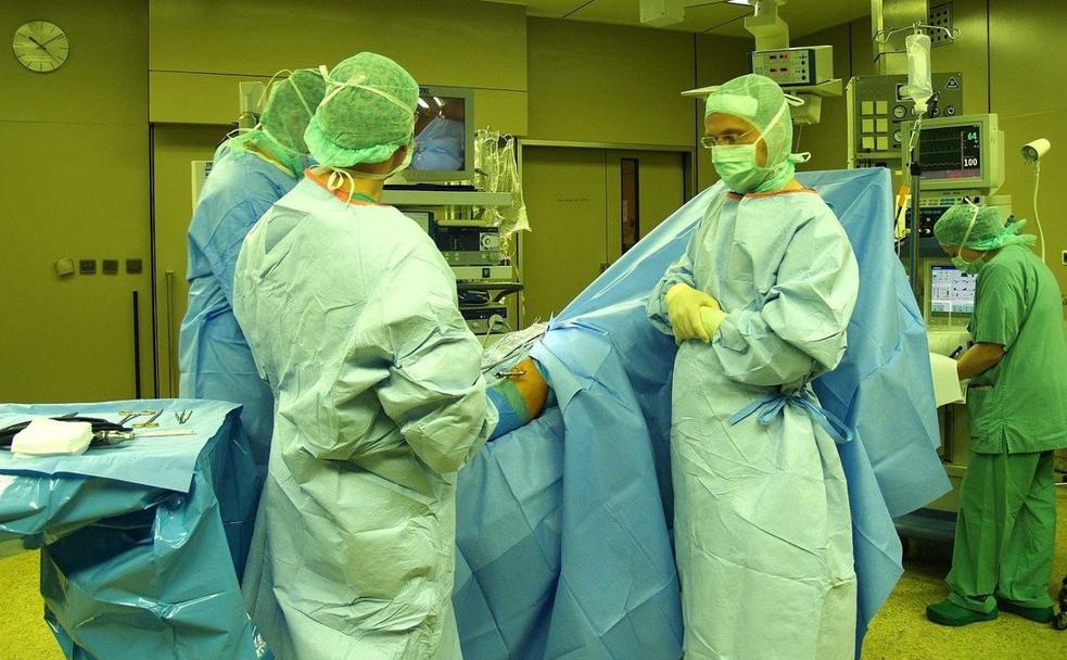 Personal médico en un quirófano momentos antes del inicio de una operación quirúrgica.