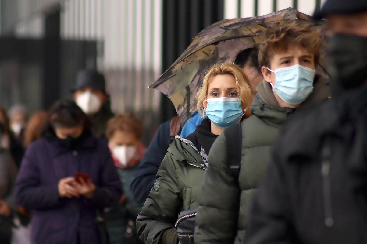 Los leoneses no se frenan por nada, ni la lluvia ni el frío ni la hora. Los ciudadanos de la capital acuden en masa a la llamada de Atención Primaria para frenar la incidencia de la covid-19.