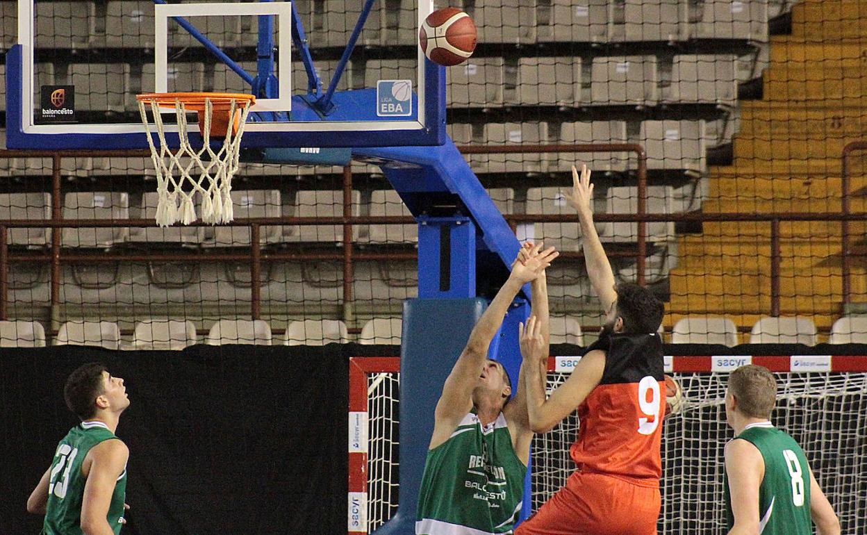 Un lance de un partido de Basket León.