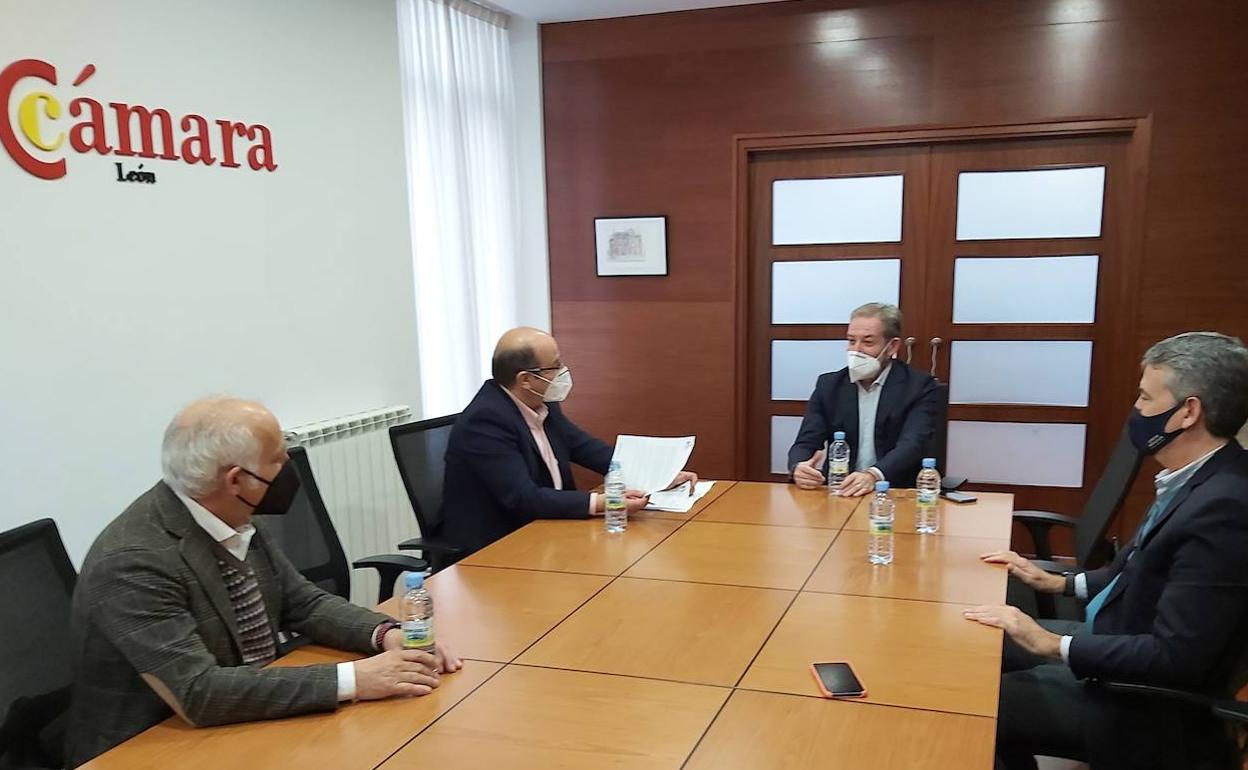 Imagen de la reunión mantenida entre el PP de la Diputació y la Cámara de Comercio. 