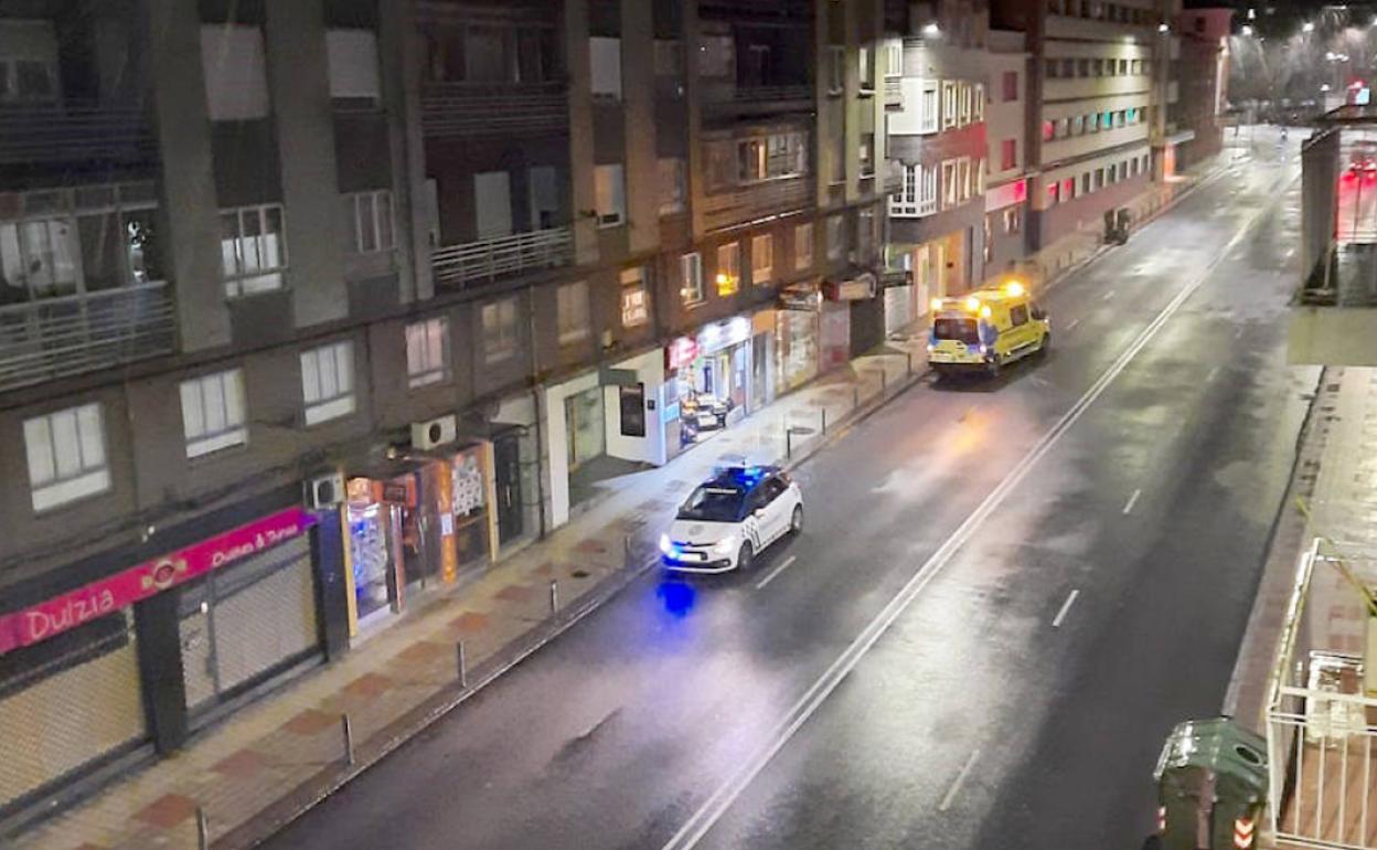 Ambulancia y Policía Local de León en la calle donde tuvo lugar el suceso. 