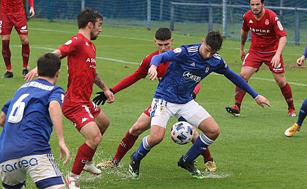Galería. Sergio Marcos y Éric Montes pelean un balón.