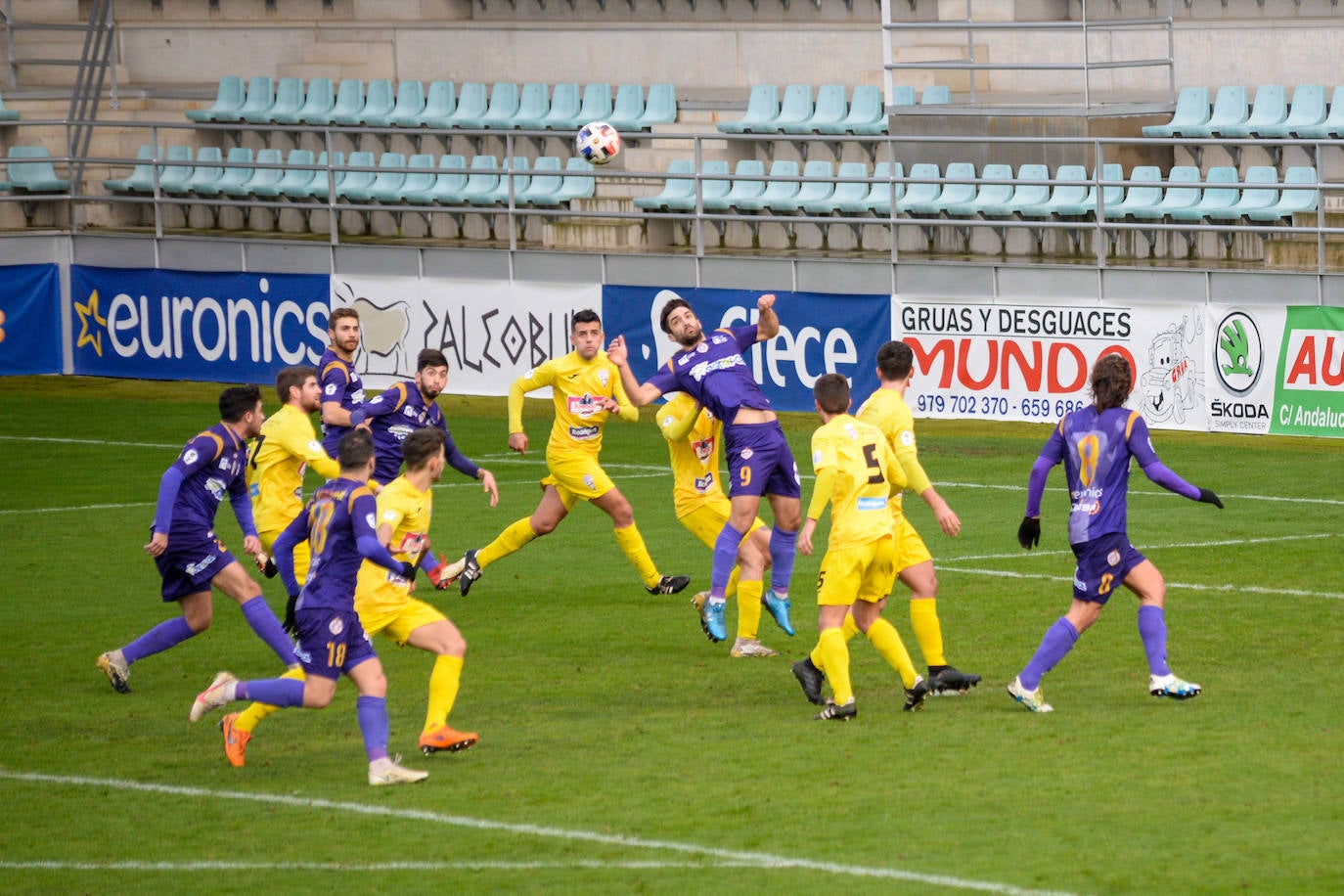 Fotos: Victoria de La Bañeza ante el Cristo Atlético (0-1)