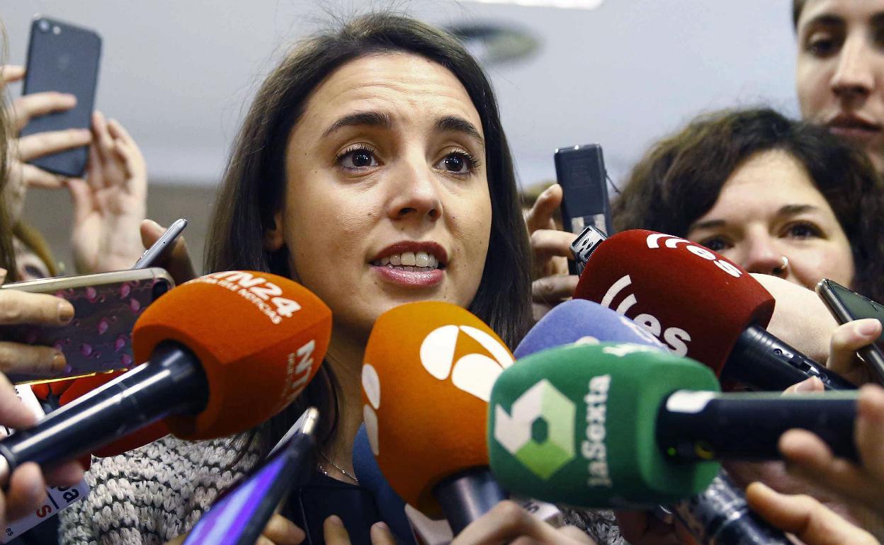 La portavoz de Podemos en el Congreso, Irene Montero, en declaraciones a la prensa tras presentar la Proposición de ley sobre la protección jurídica de las personas trans y el derecho a la libre determinación de la identidad sexual y expresión de género.