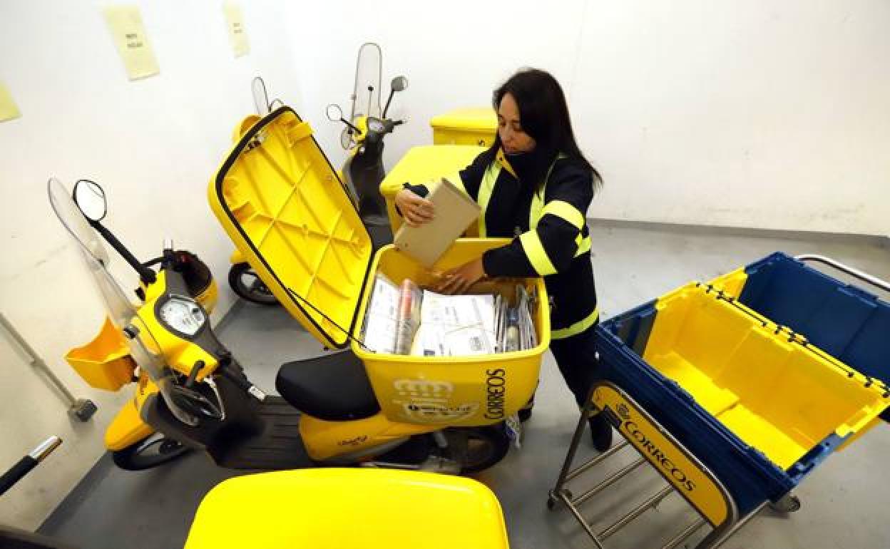 Imagen de una empleada de Correos.