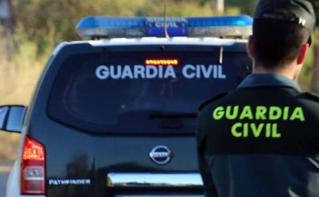 Un guardia civil junto a su vehículo en una imagen de archivo.