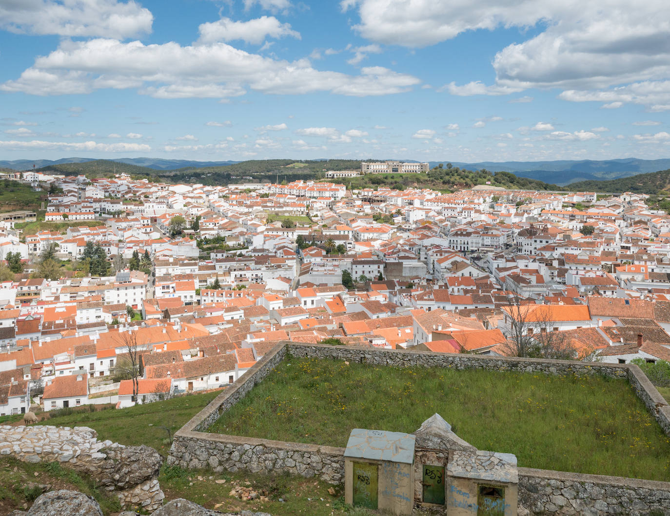 La plataforma de reservas turísticas Musement ha elaborado un listado en el que recoge cuáles son los pueblos más populares de España para una escapada naciona. La lista se ha creado en base al volumen de búsquedas en Google de los municipios con menos de 20.000 habitantes. En imagen uno de ellos, Aracena (Andalucía).