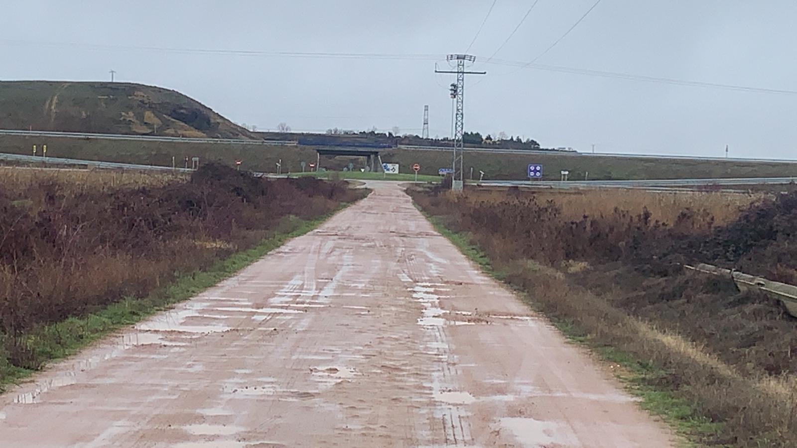 Un camino de barro, piedras y chacos se cruza entre la i+d+i de una empresa leonesa y la cruda realidad. La falta de encaje entre administraciones deja a la leonesa Agrovet, pionera en innovación agrícola y ganadera, incomunicada cada invierno. 