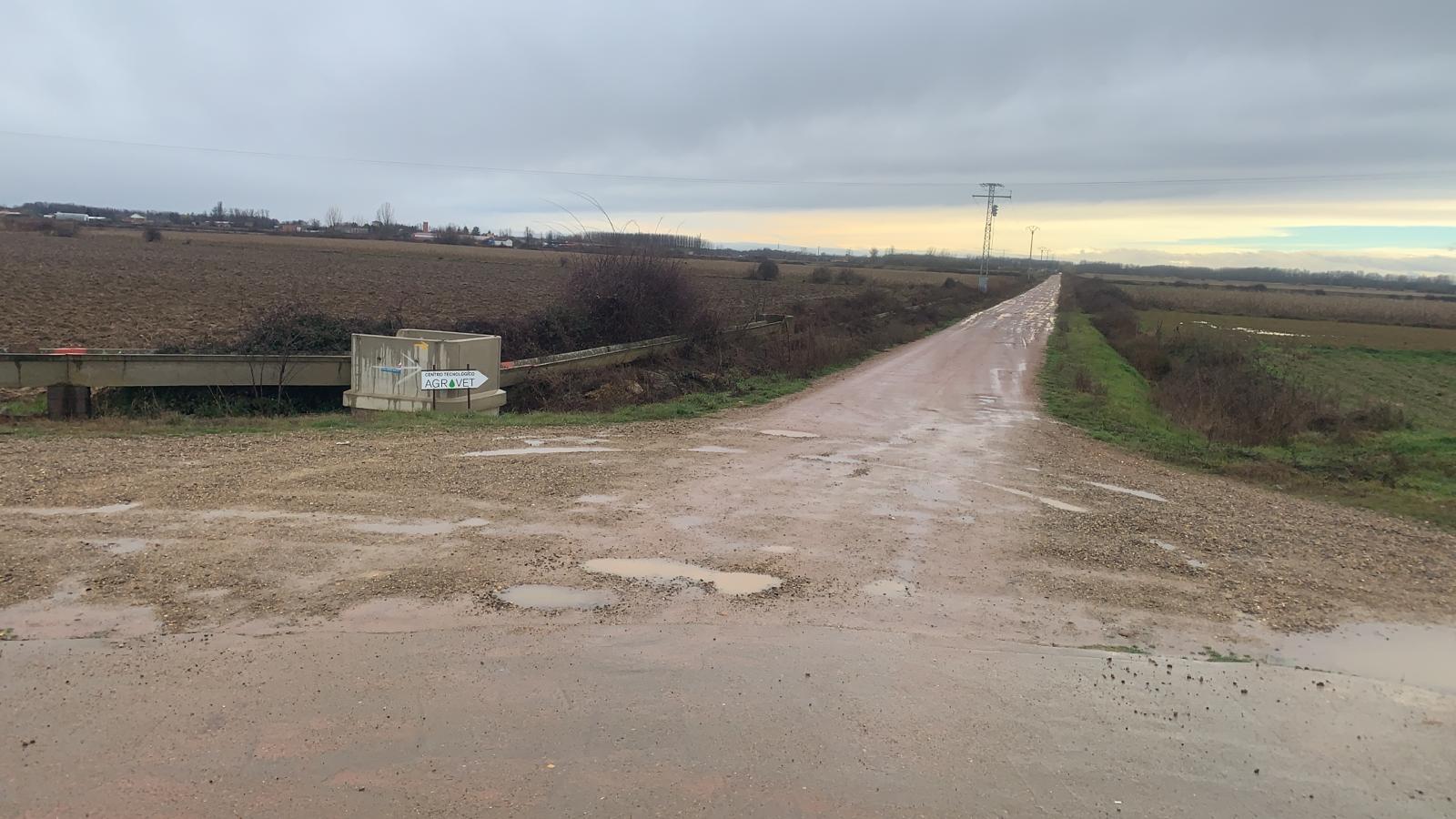 Un camino de barro, piedras y chacos se cruza entre la i+d+i de una empresa leonesa y la cruda realidad. La falta de encaje entre administraciones deja a la leonesa Agrovet, pionera en innovación agrícola y ganadera, incomunicada cada invierno. 