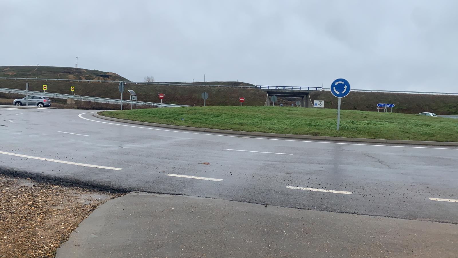 Un camino de barro, piedras y chacos se cruza entre la i+d+i de una empresa leonesa y la cruda realidad. La falta de encaje entre administraciones deja a la leonesa Agrovet, pionera en innovación agrícola y ganadera, incomunicada cada invierno. 