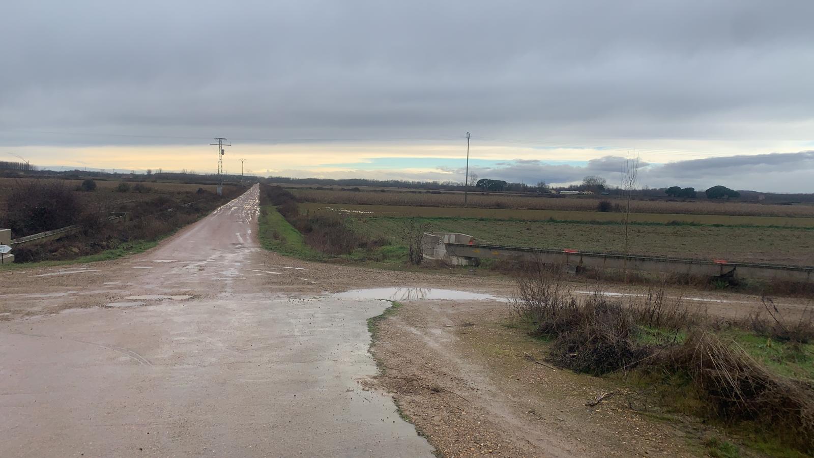 Un camino de barro, piedras y chacos se cruza entre la i+d+i de una empresa leonesa y la cruda realidad. La falta de encaje entre administraciones deja a la leonesa Agrovet, pionera en innovación agrícola y ganadera, incomunicada cada invierno. 