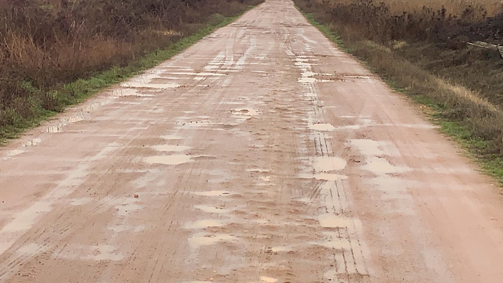 Un camino de barro, piedras y chacos se cruza entre la i+d+i de una empresa leonesa y la cruda realidad. La falta de encaje entre administraciones deja a la leonesa Agrovet, pionera en innovación agrícola y ganadera, incomunicada cada invierno. 