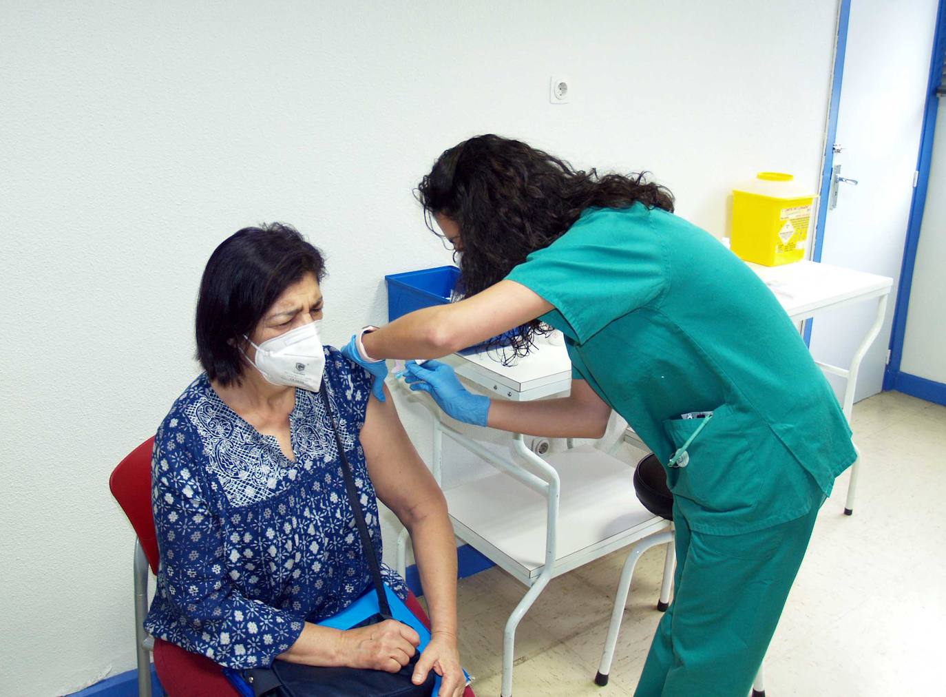 Una mujer recibe la vacuna contra la Covid-19. 