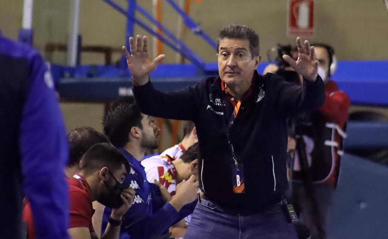 Manolo Cadenas, durante el partido ante el Chekhovskie.