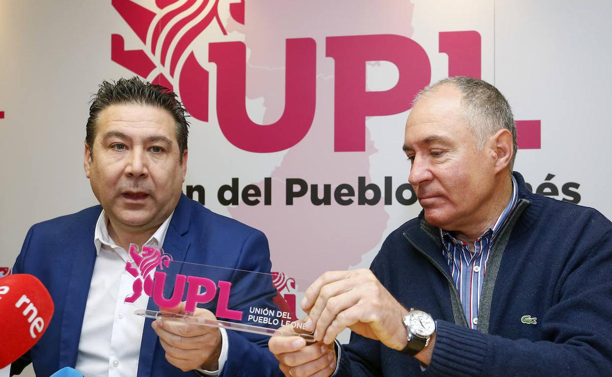 El secretario general de UPL, Luis Mariano Santos (I) y el vicesecretario, Eduardo López Sendino (D).