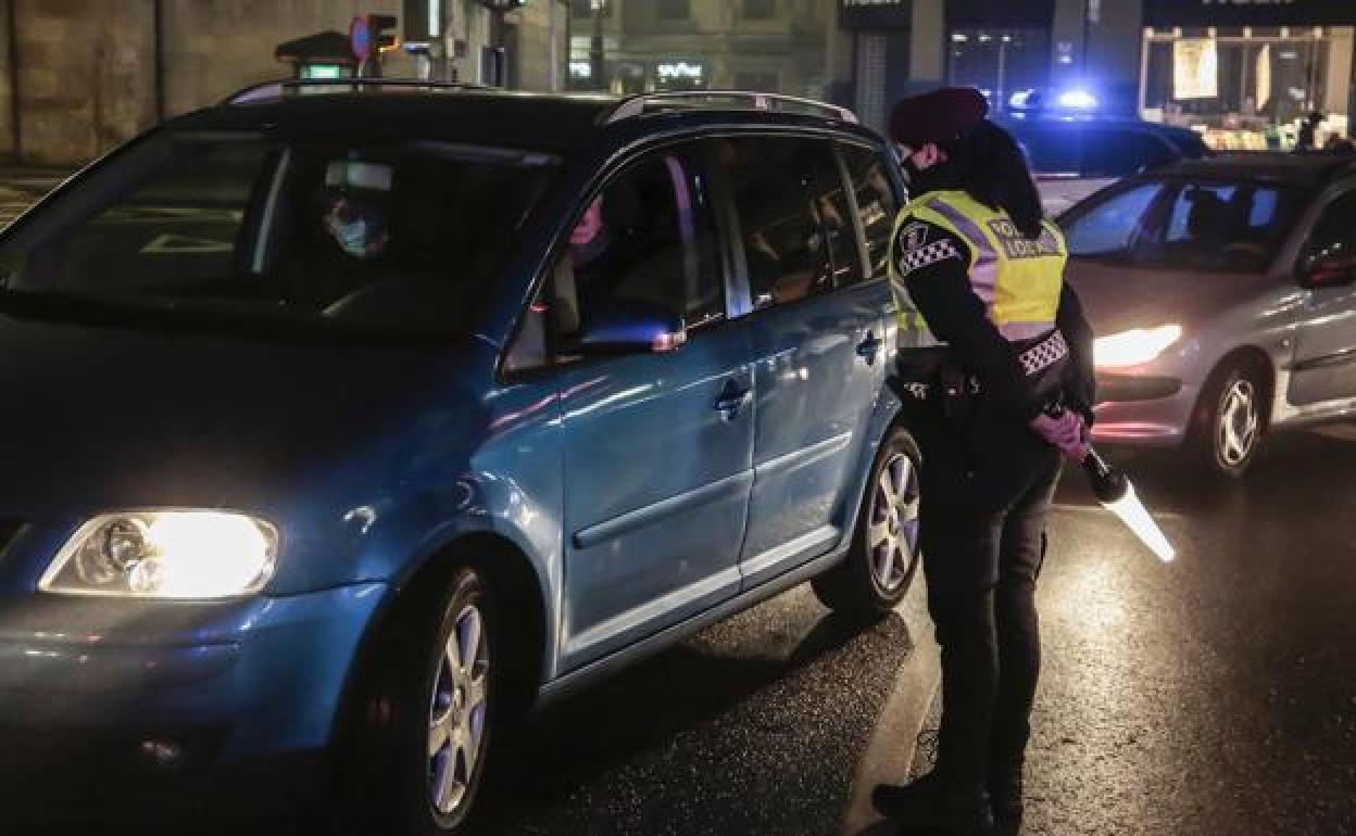 Una agente de la Policía Local controla el toque de queda en León. 