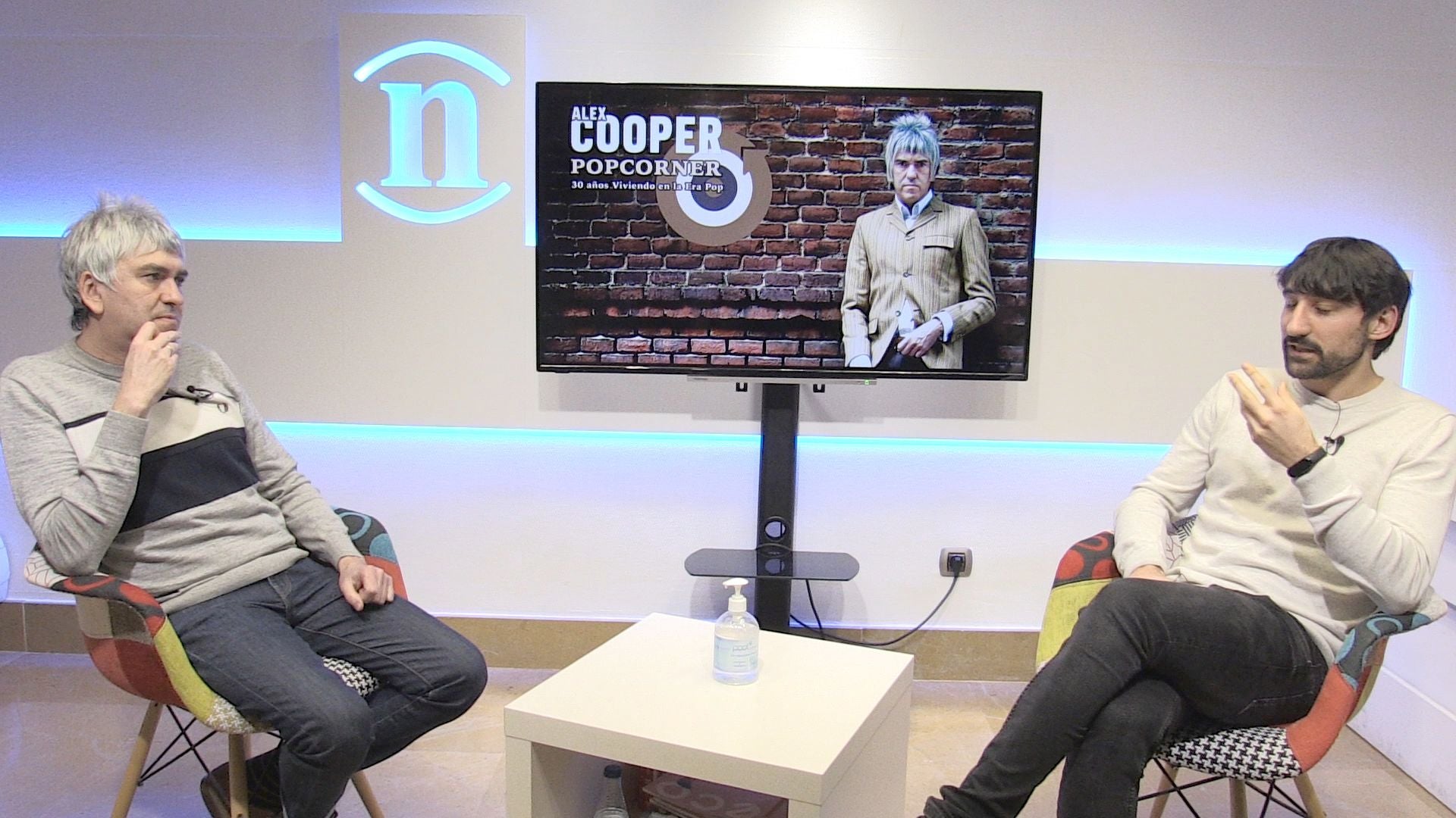 Alex Cooper durante uan entrevista con leonoticias. 