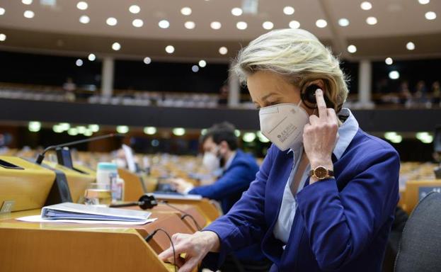 Von der Leyen lamenta los errores y admite exceso de «optimismo» con las farmacéuticas