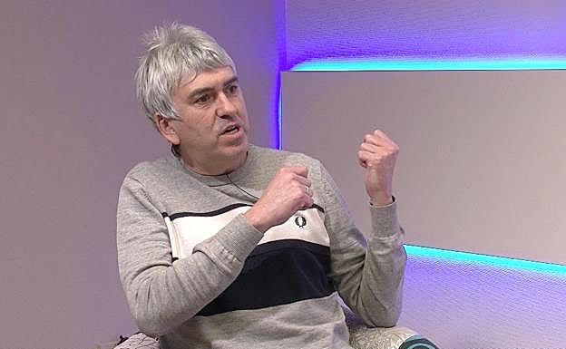 Galería. Alex Cooper durante una entrevista con leonoticias.