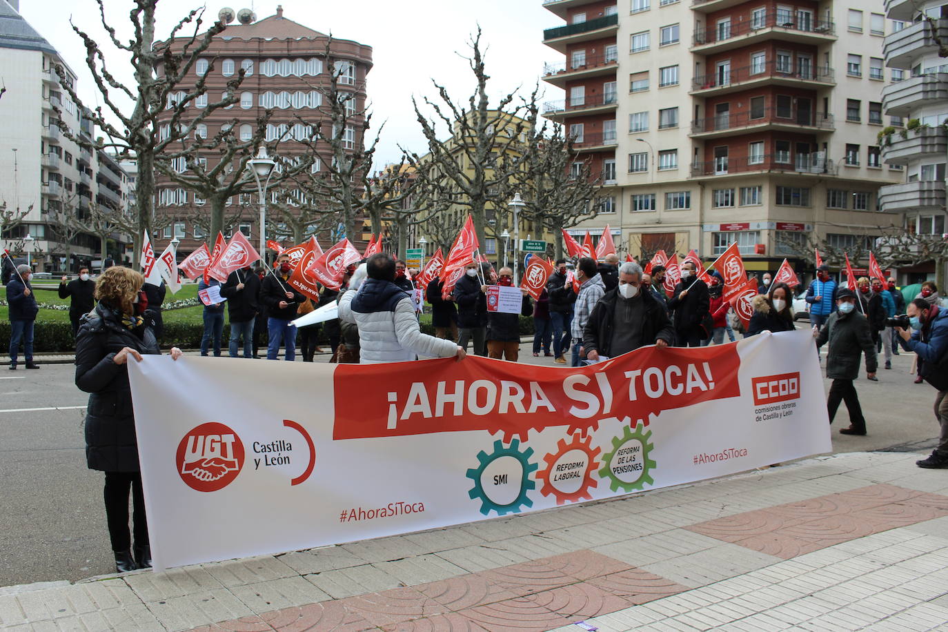 Concentración convocada por CCOO y UGT frente a la subdelegación del Gobierno de León para pedir la subida del salario mínimo interprofesional (SMI) y la derogación de las reformas laboral y de pensiones. 