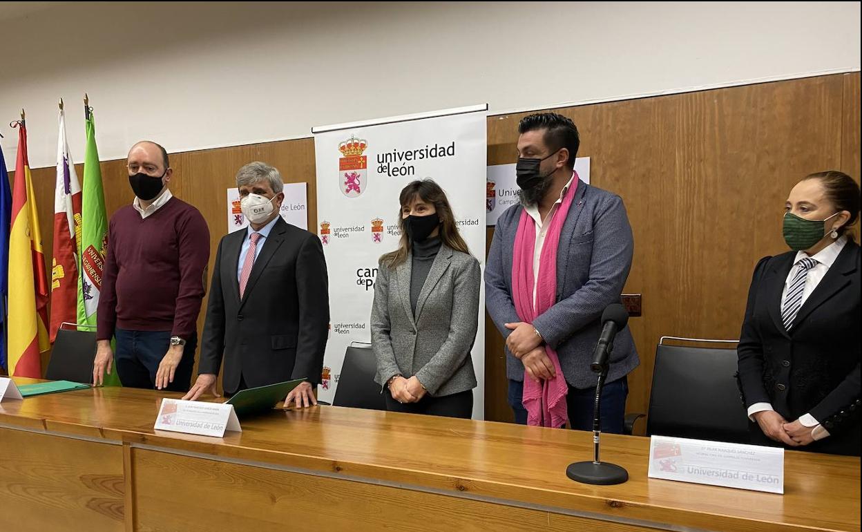 El rector de la.ULE (2I), junto a representantes de Cupa, Cambrillón y Coppelia,.