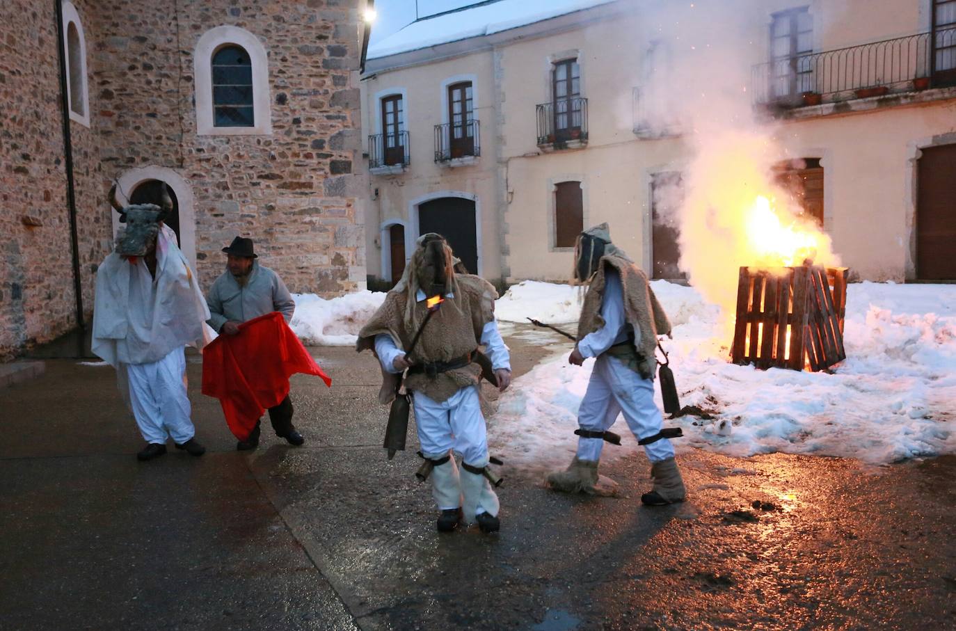 Zafarrones salen por las calles de la localidad leonesa de Riello.